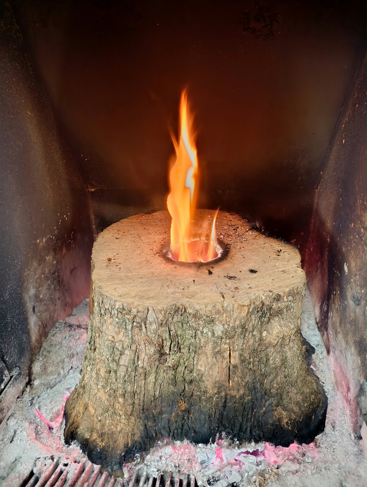La chimenea del bar encendida