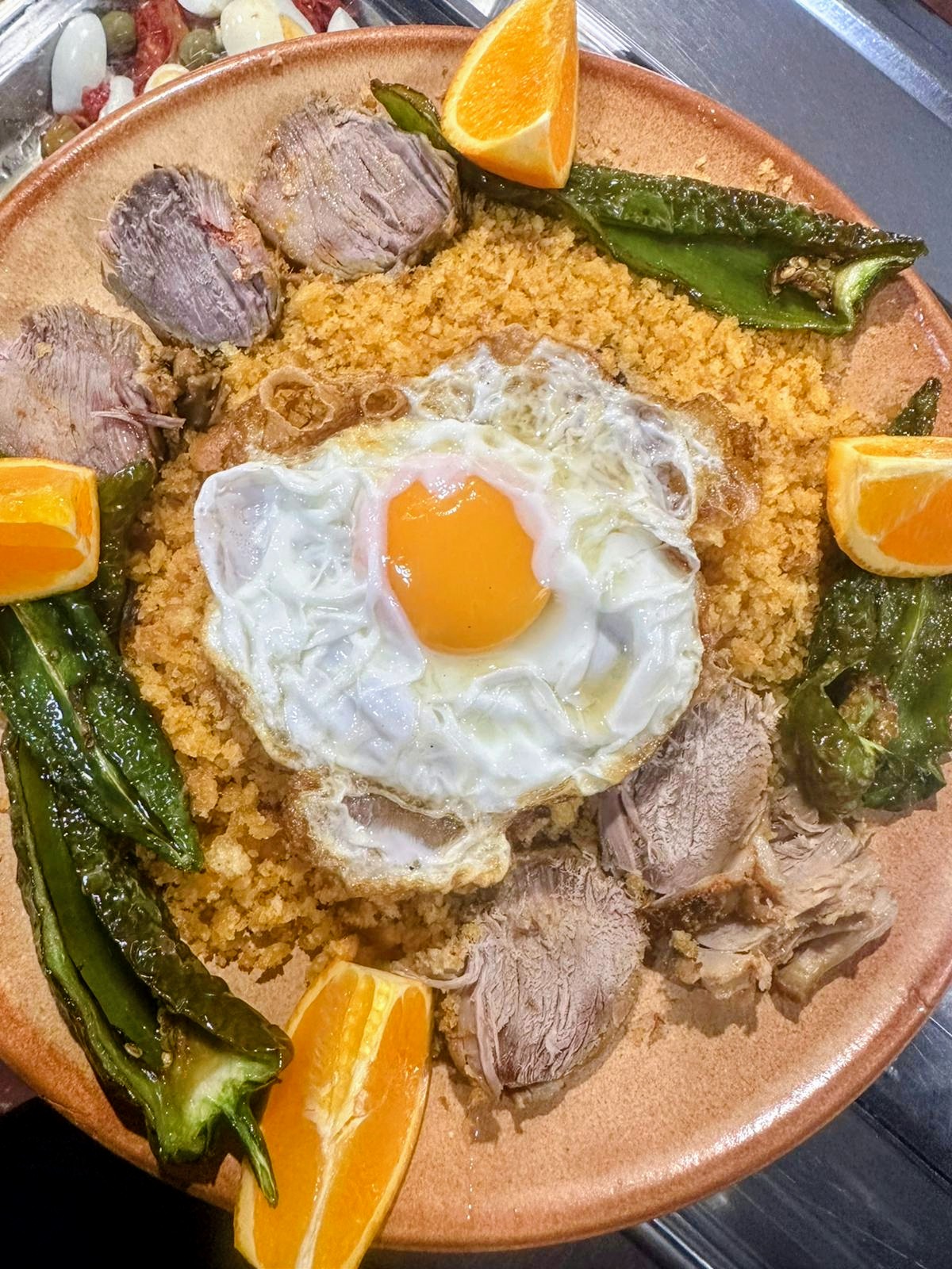 Migas completas con huevo frito, carne, chorizo y pimientos verdes