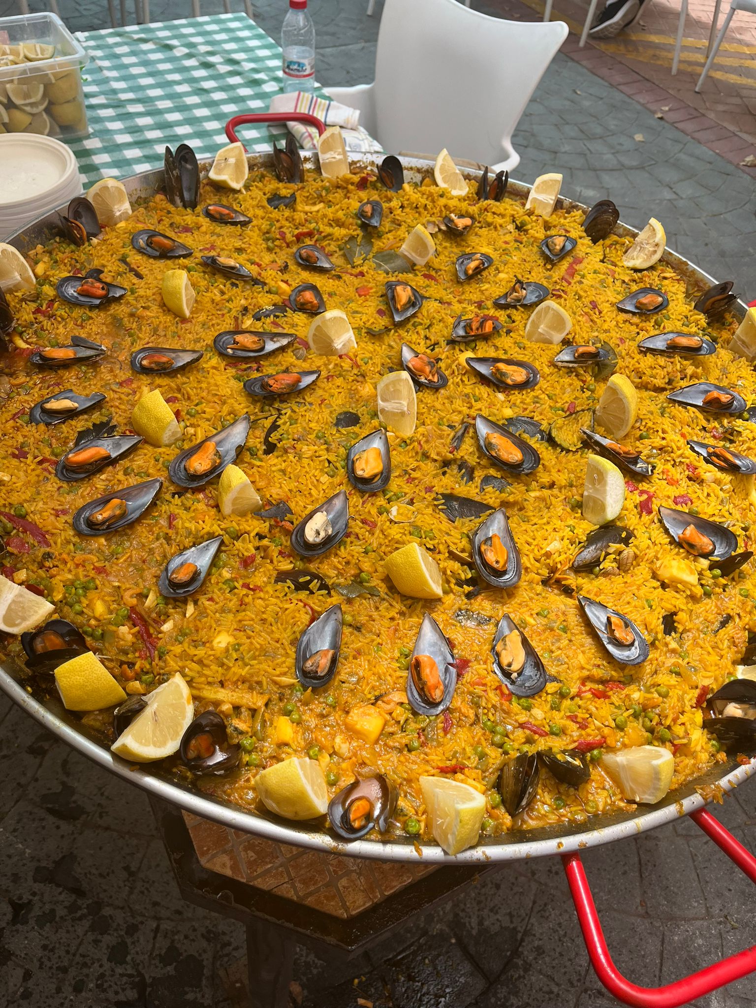 Paella de marisco con mejillones en la paellera