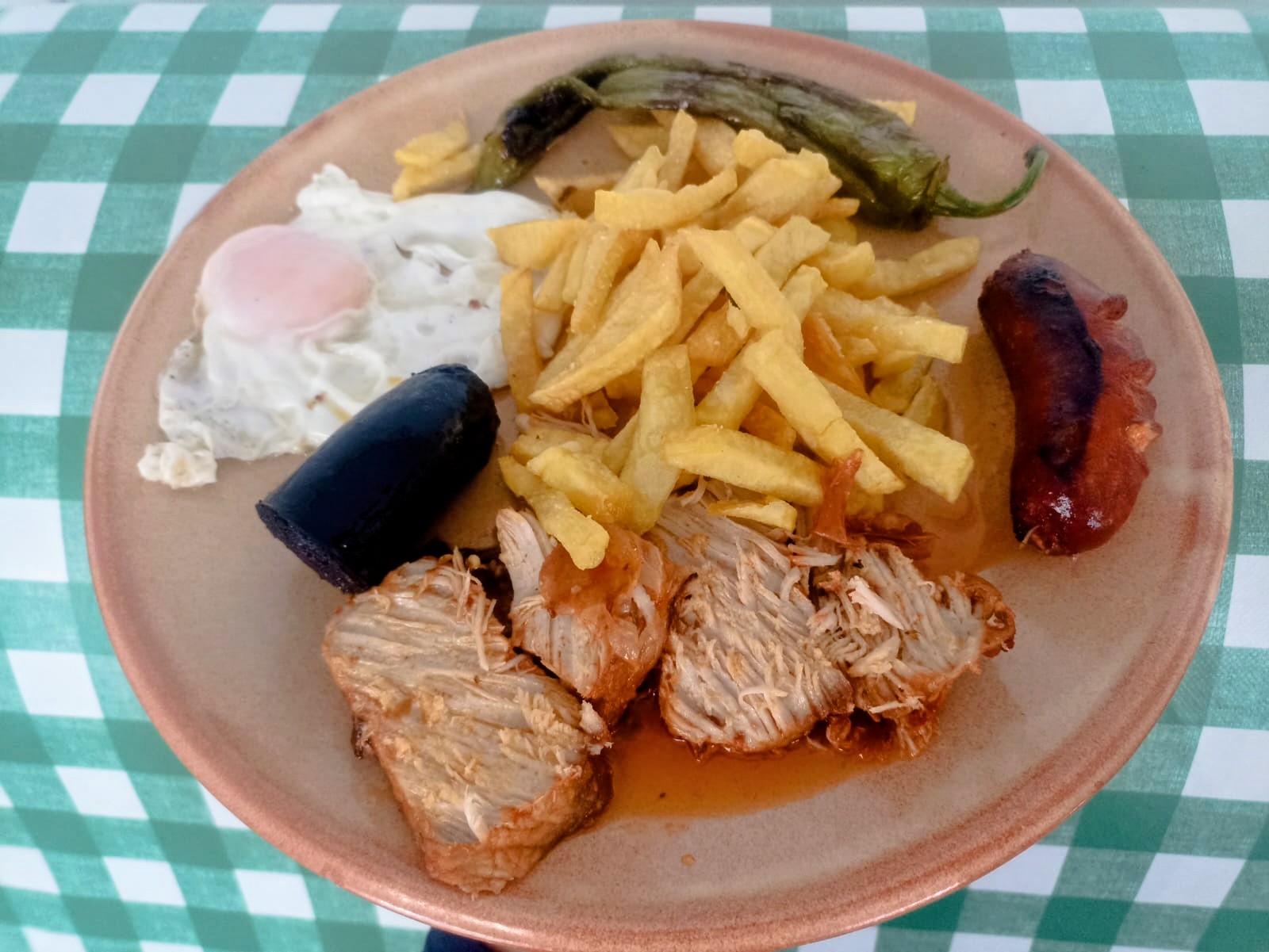 Plato de los montes en plato de barro: lomo, chorizo, morcilla, huevo frito, pimiento y patatas