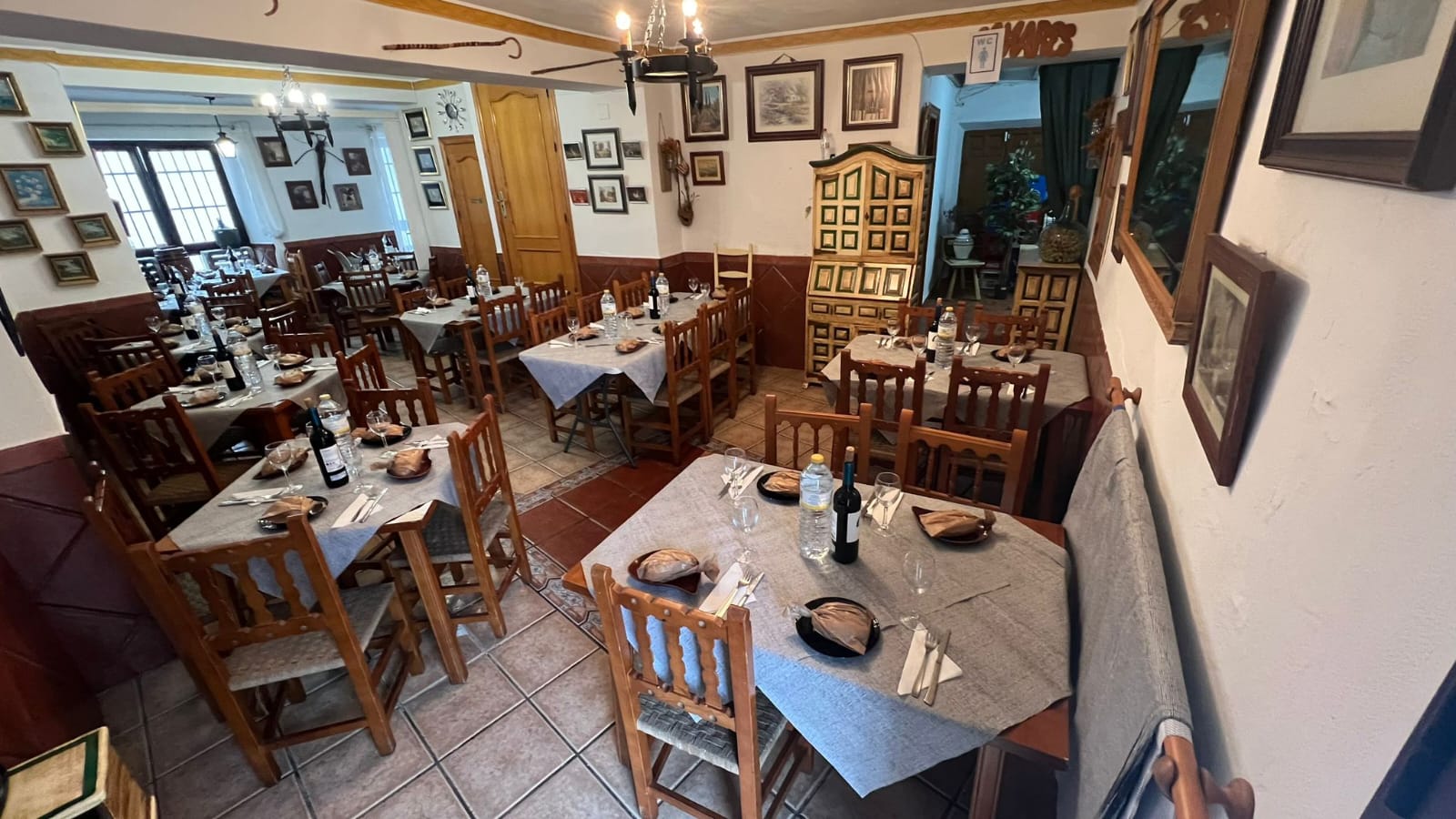 Salón del bar con las mesas puestas